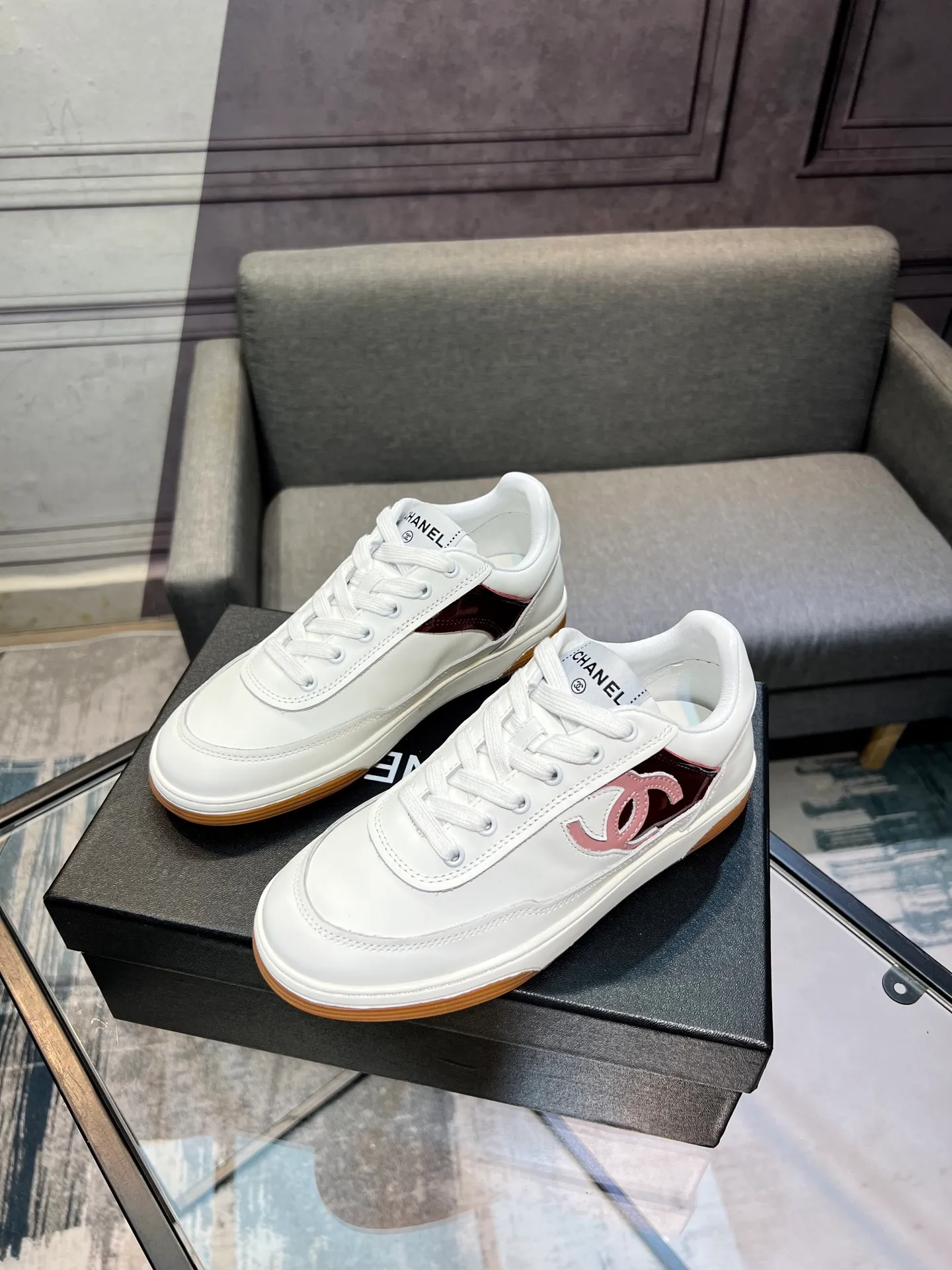Men's men's shoes 💰620 Exclusive real shot (top version) CHANEL Chanel's new panda sneakers Panda shoes Chanel 2025ss color matching thick-soled casual sports shoes sneakers Counter synchronization The counter is very popular Very difficult to buy a shoe The most popular thick-soled panda shoes on the Internet It is obvious that Xiaoxiang control cannot miss it Simple and versatile white shoes that have both good looks and comfort Thick sole increases height, is super versatile and can be worn with eyes closed😍 Whoever wears it will look better. Upper: calfskin. Lining: imported sheepskin lining. Outsole: TPU original outsole. Size: 35-44 (41 for women, 40 for men, custom made).